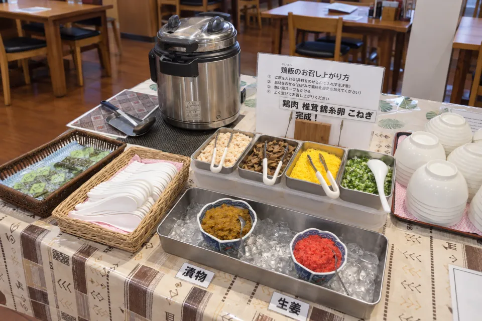 郷土料理レストラン あさばなの鶏飯の具材とスープの料理台