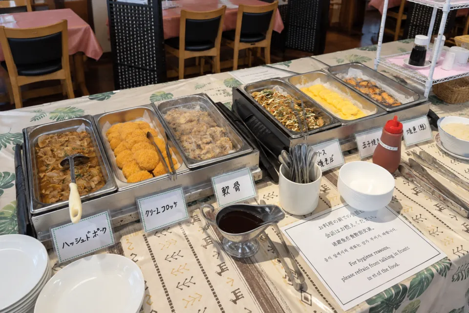 郷土料理レストラン あさばなの複数の温かい料理を選べるバイキング台