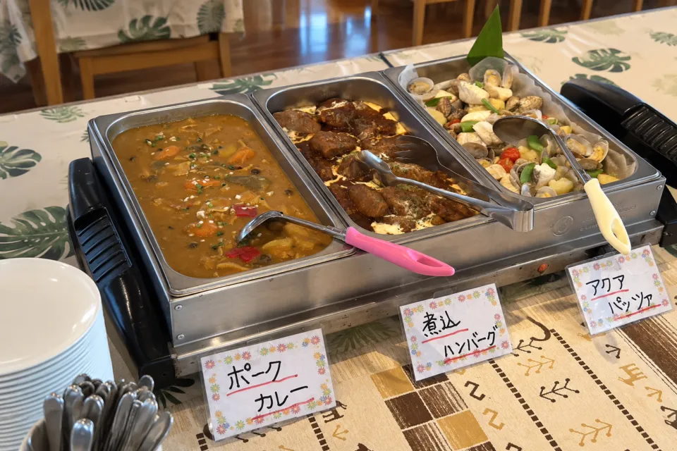 郷土料理レストラン あさばなのカレーとおかずのバイキング台