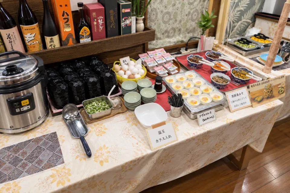 郷土料理レストラン あさばなの卵料理と小鉢が並ぶ料理台