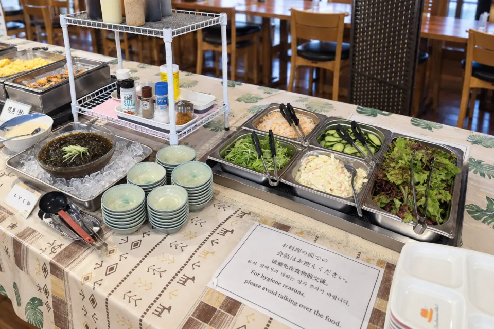 郷土料理レストラン あさばなのサラダと小鉢が並ぶ料理台