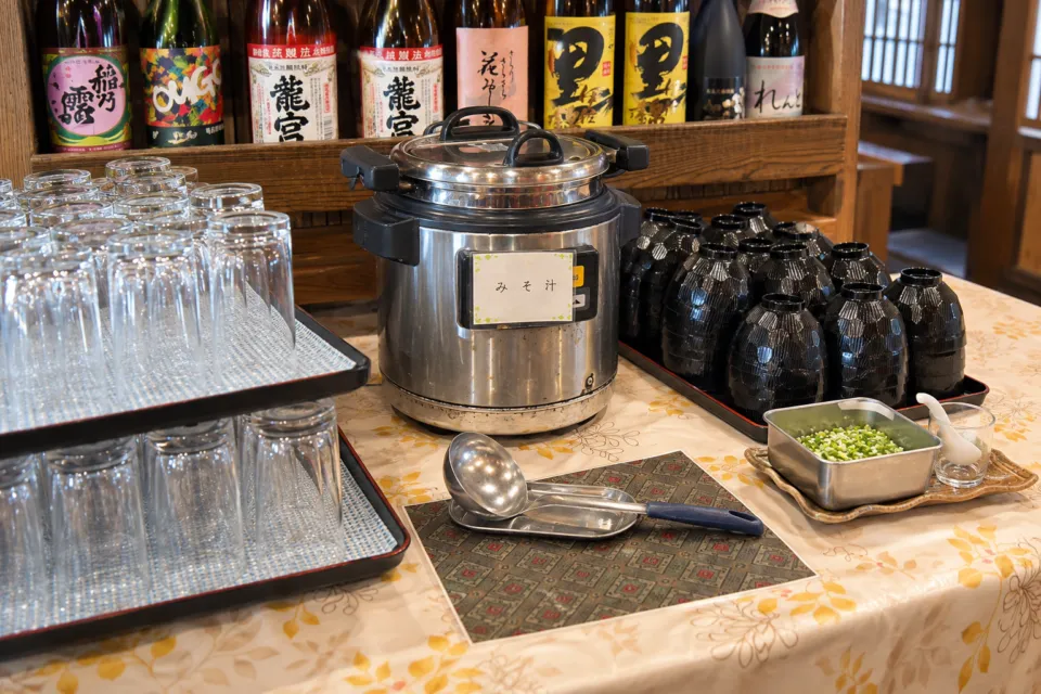 郷土料理レストラン あさばなの保温容器と黒いポットが並ぶ飲料台