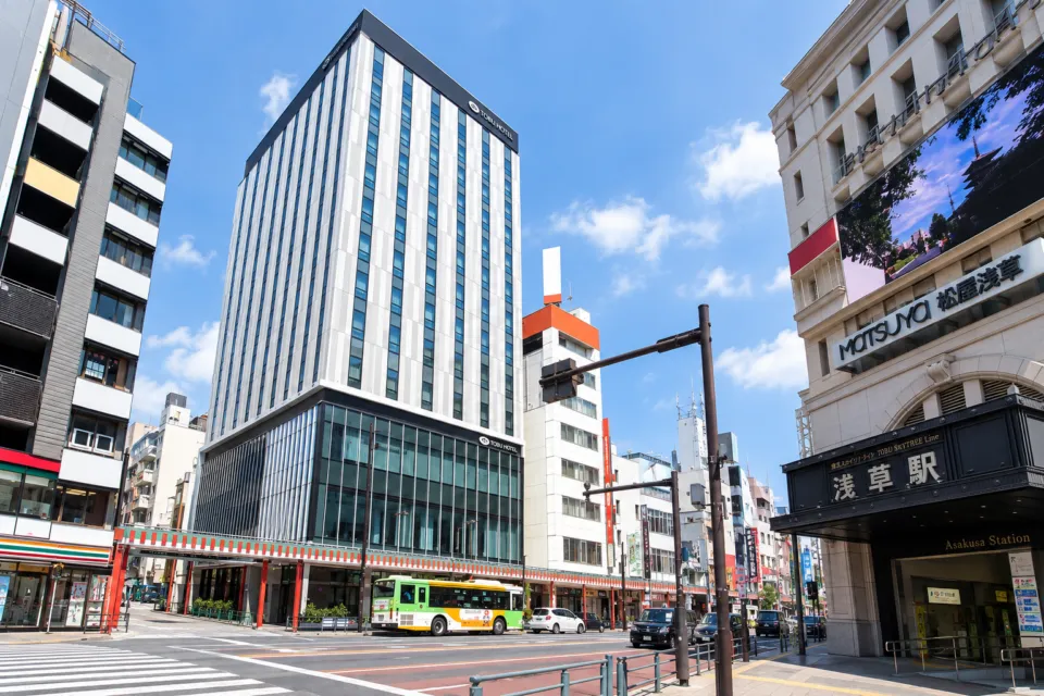 浅草東武ホテルの建物外観と浅草駅前