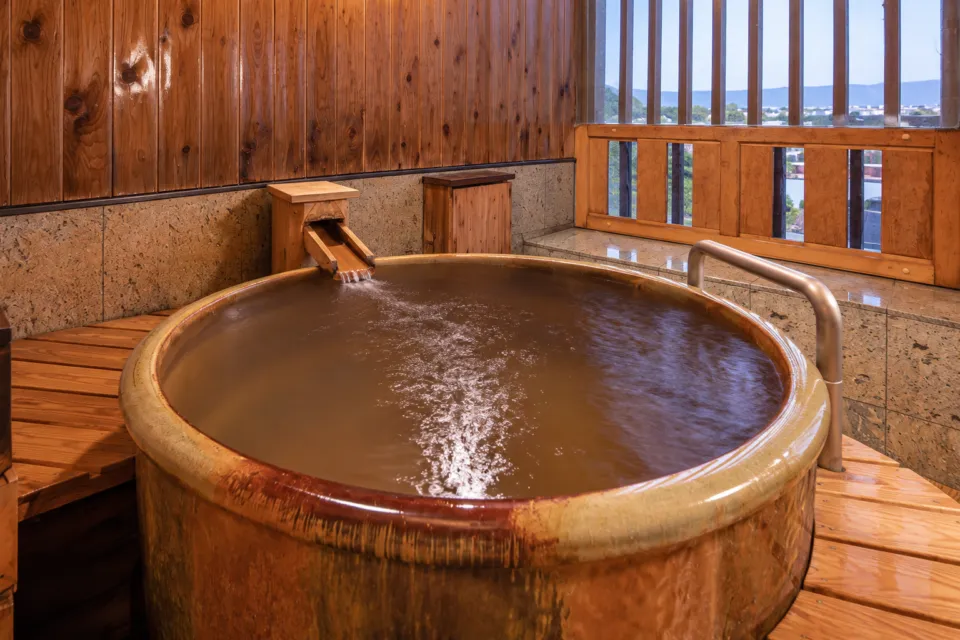 阿蘇ホテル一番館・二番館の展望風呂付和洋室の信楽焼の湯船