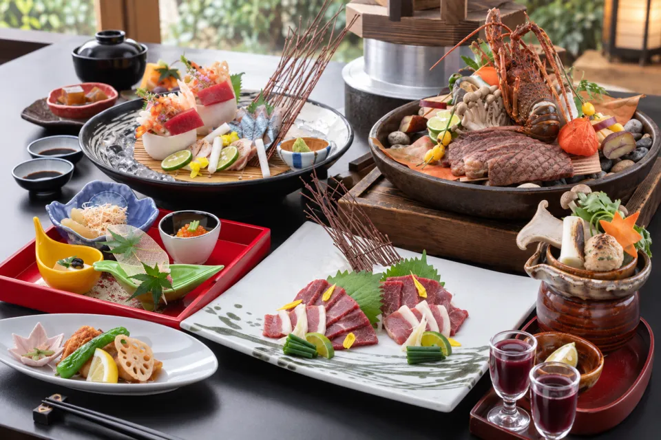 阿蘇ホテル一番館・二番館のあか牛や馬刺しなどを盛り込んだ会席料理の一例