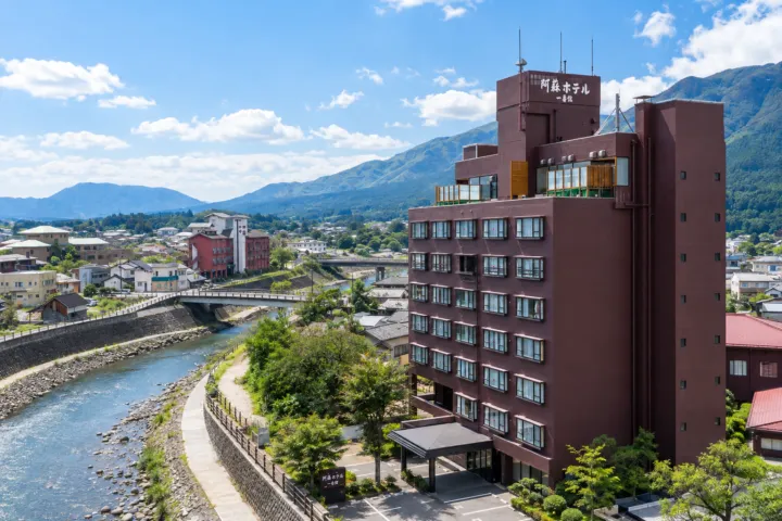 阿蘇ホテル一番館・二番館の一番館の外観と川沿いの眺め