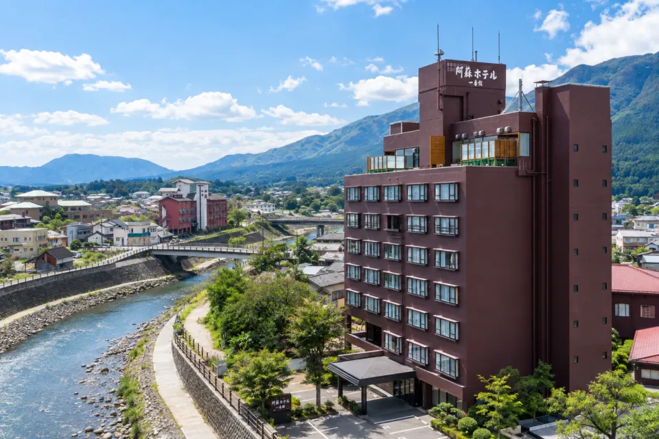 阿蘇ホテル一番館・二番館の一番館の外観と川沿いの眺め