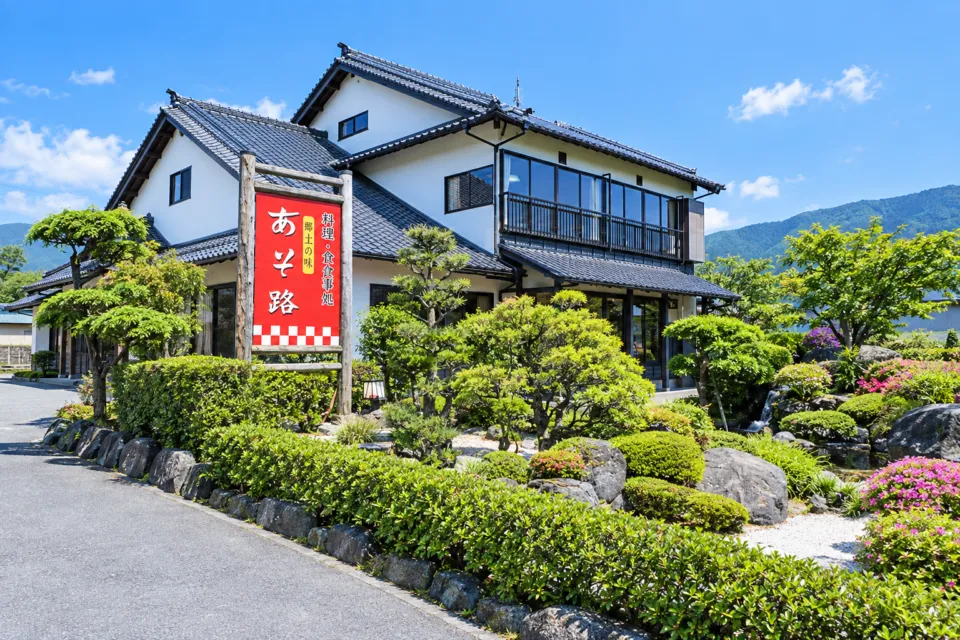 あそ路の瓦屋根の店舗外観