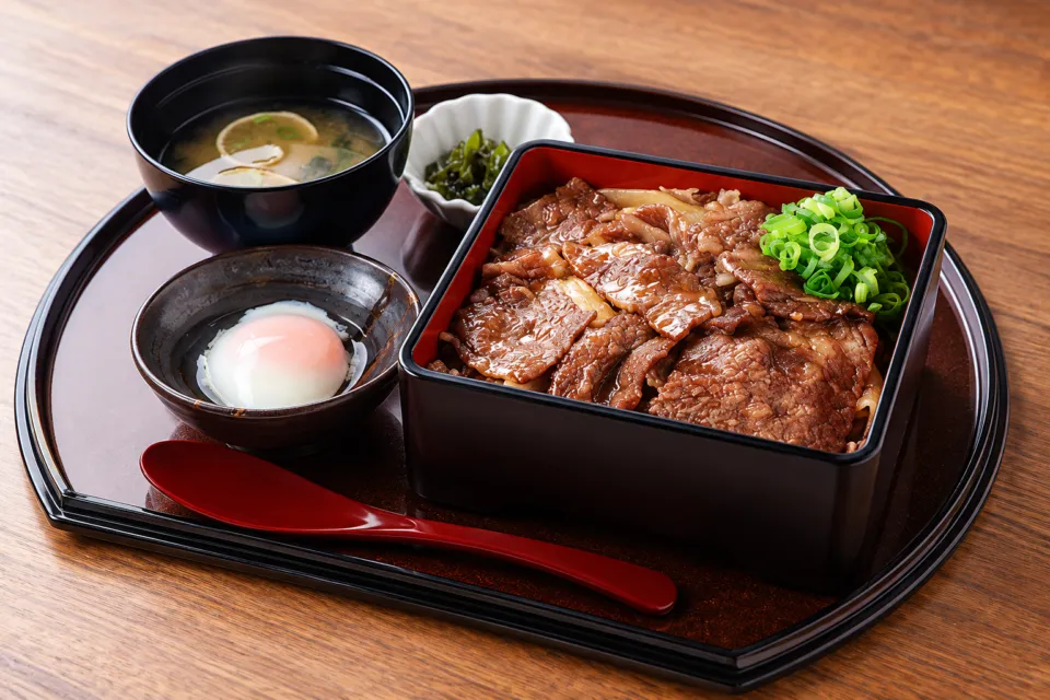 淡路ごちそう館 御食国の淡路島牛丼と汁物・小鉢のセット