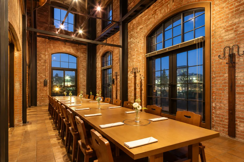 淡路ごちそう館 御食国の2階パーティルームの長いテーブル席