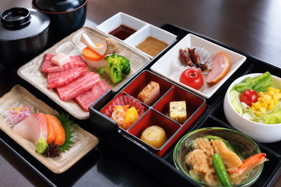 淡路ごちそう館 御食国の団体用の牛肉と小鉢を並べた膳