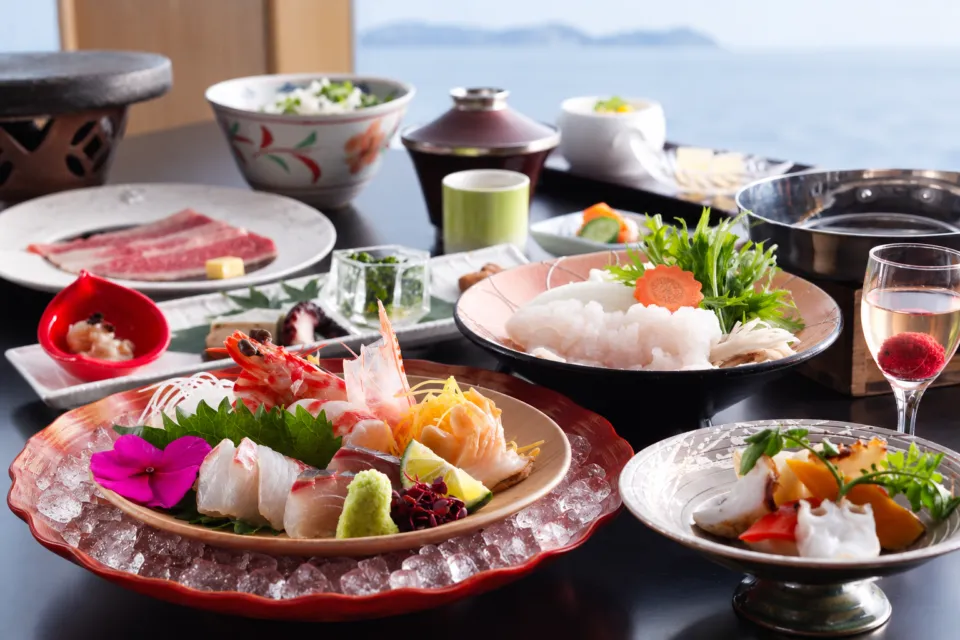 淡路夢泉景の魚介や肉料理を盛り付けた会席料理