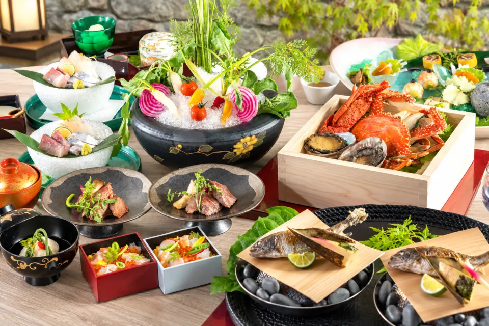 東園の魚介や彩り豊かな器を使った会席料理