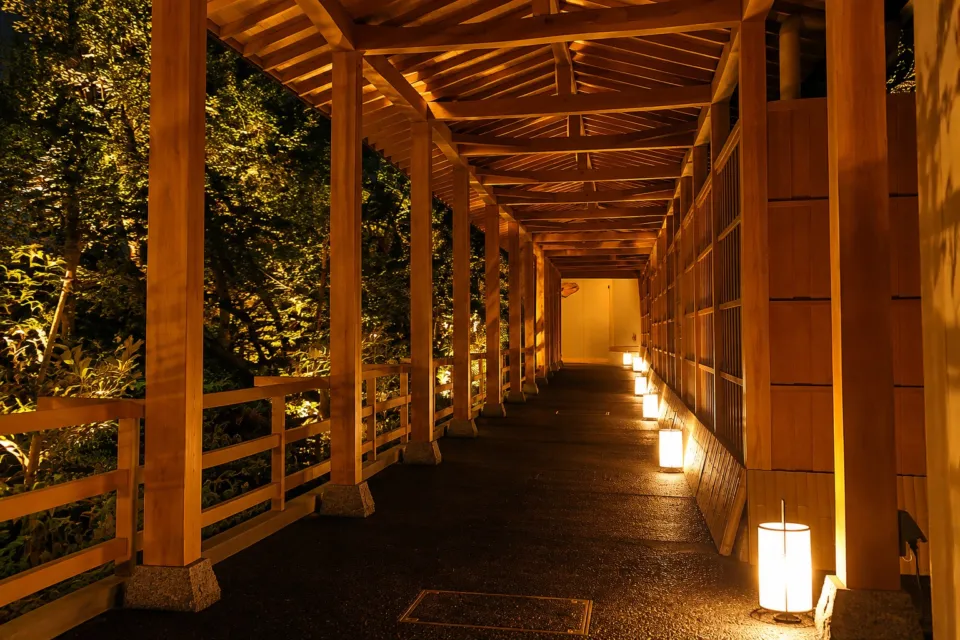 別邸 朧月夜の夜の照明に包まれた木造回廊