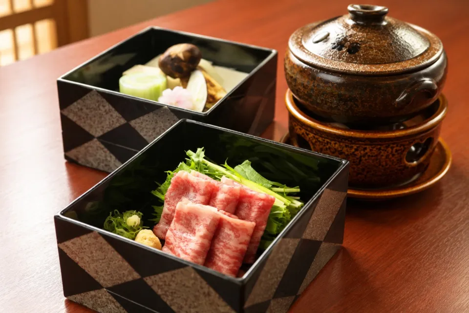 別邸 朧月夜の上質な牛肉と野菜を器に盛った鍋料理