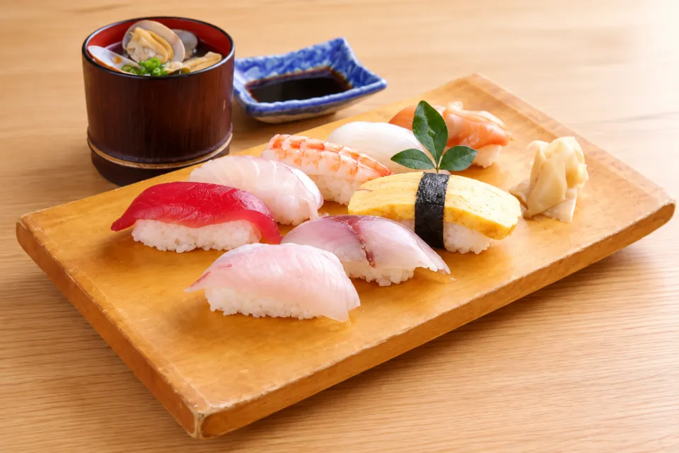 びびんやのにぎり寿司と汁物
