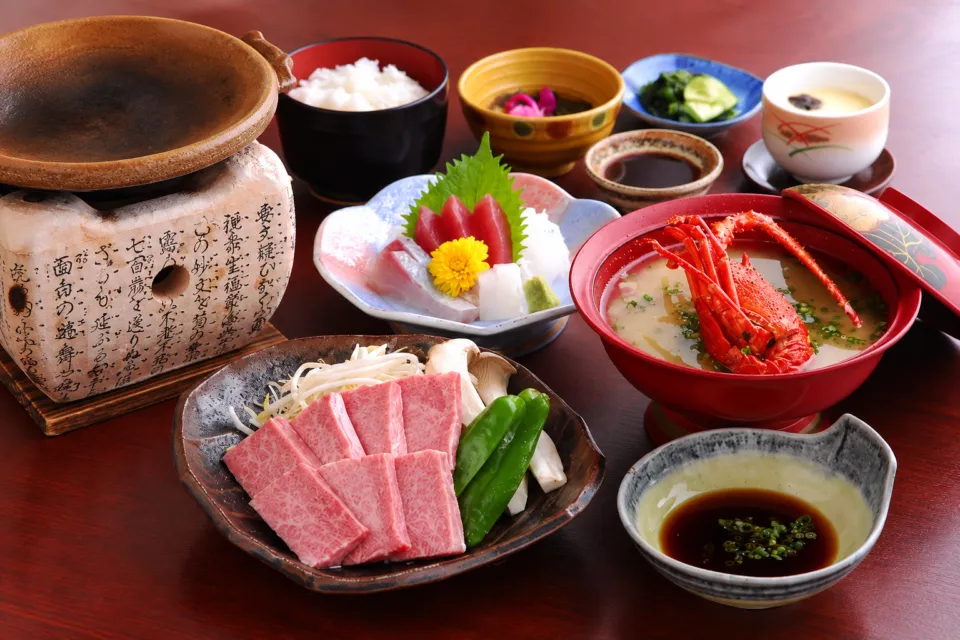 びびんやの伊勢海老と宮崎牛を含む御膳