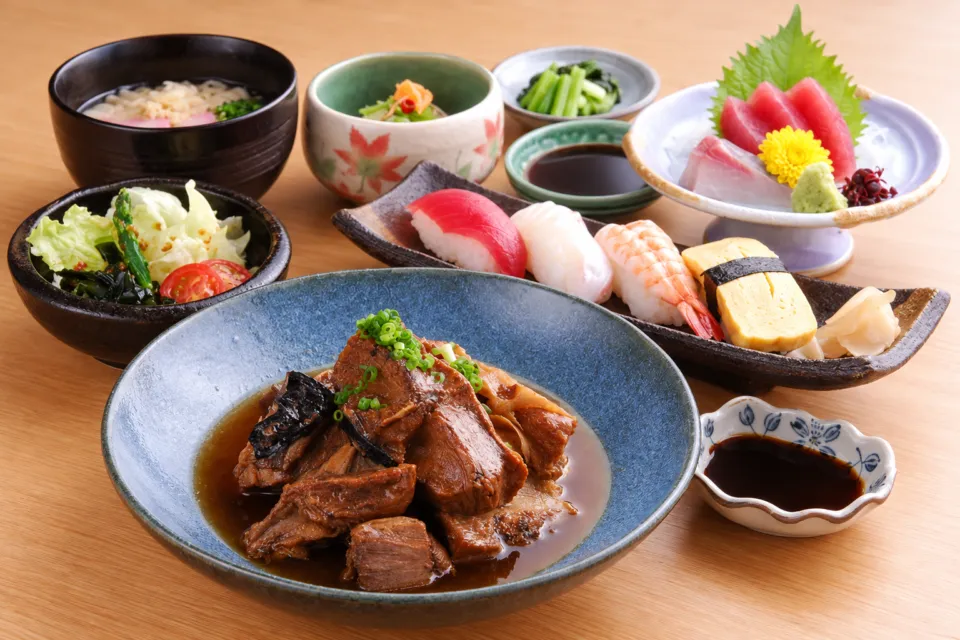 びびんやの煮魚と寿司を含む御膳