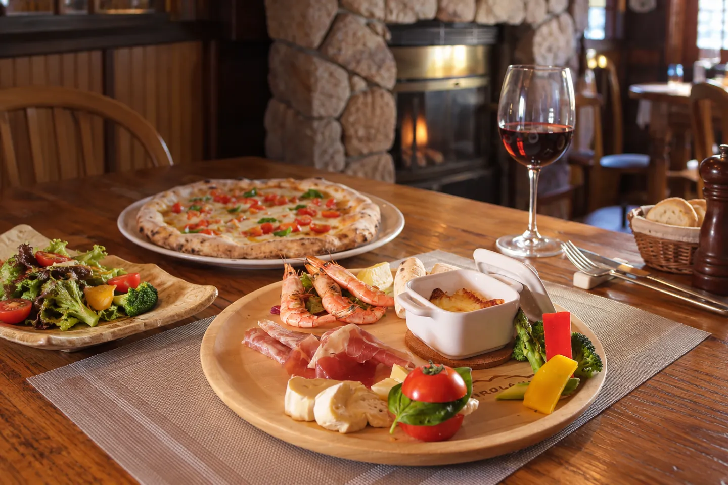 バードランドの店内に並ぶピッツァと前菜