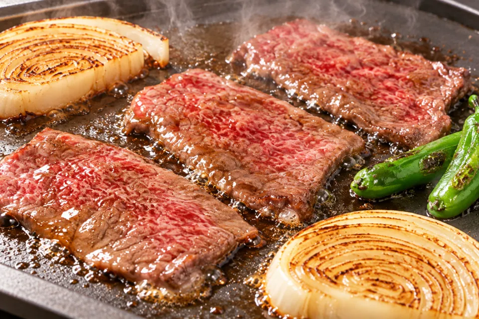 美食や やま信の鉄板で焼く村上牛焼肉