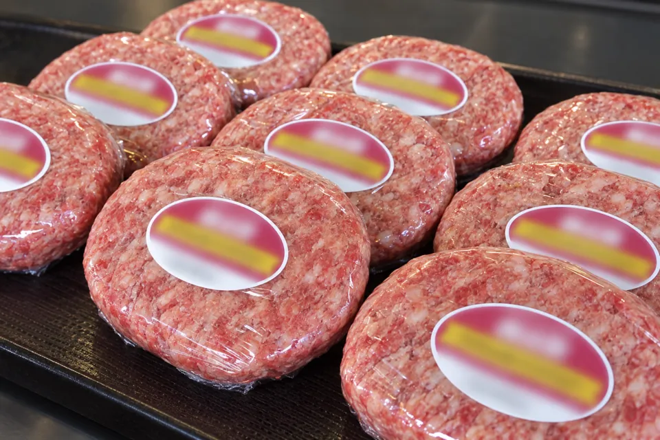 美食や やま信の包装された村上牛ハンバーグ