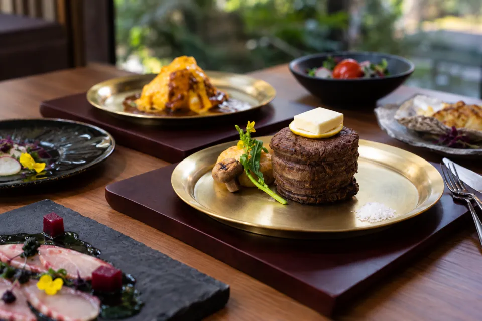 びわこレストランROKUの肉料理を含むディナーの食卓