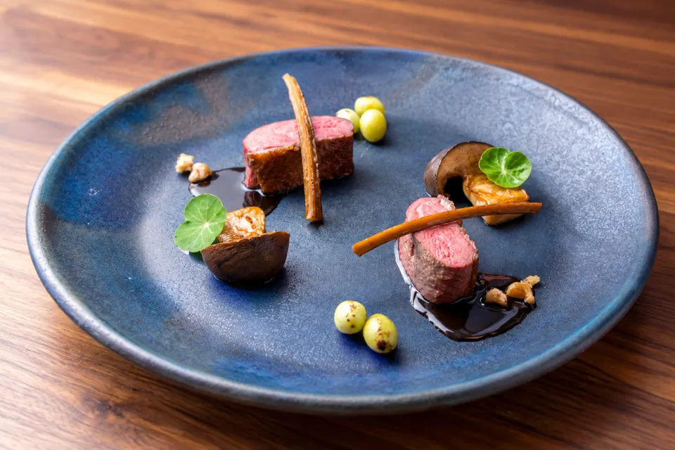 びわこレストランROKUの青い皿に盛られた肉料理