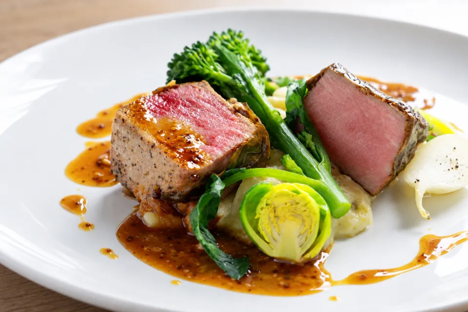 びわこレストランROKUの肉料理と野菜の盛り付け