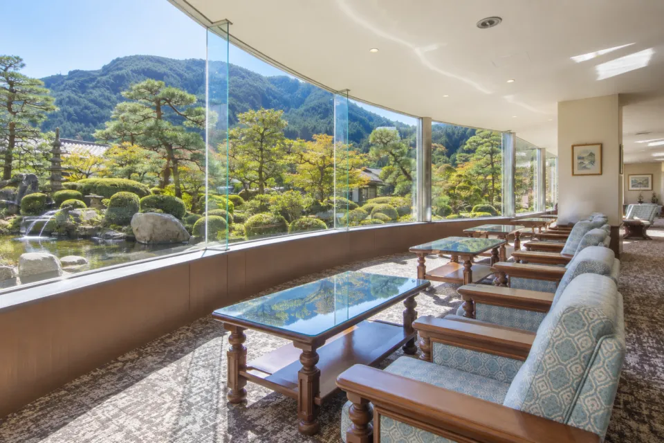 望川館の庭園に面したロビー