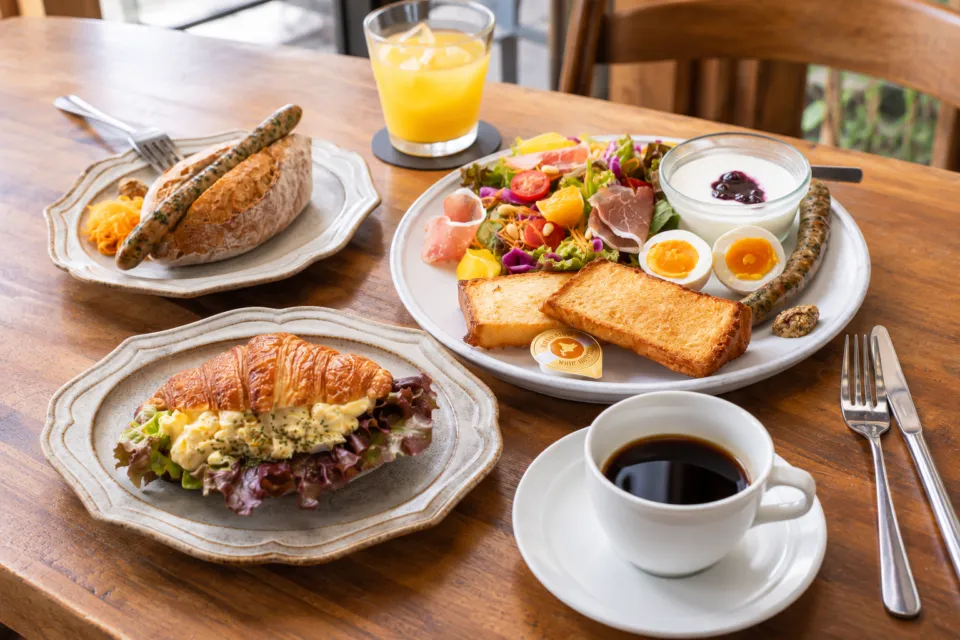 CAFE LA RUCHEのクロワッサンサンドとコーヒー