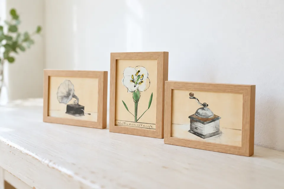 CAFE LA RUCHEの額装された花と蓄音機の作品