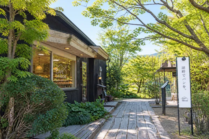 CAFE LA RUCHEの緑に囲まれた入口への小道