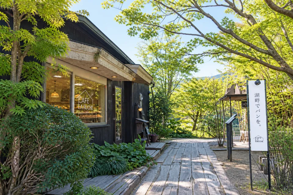 CAFE LA RUCHEの緑に囲まれた入口への小道