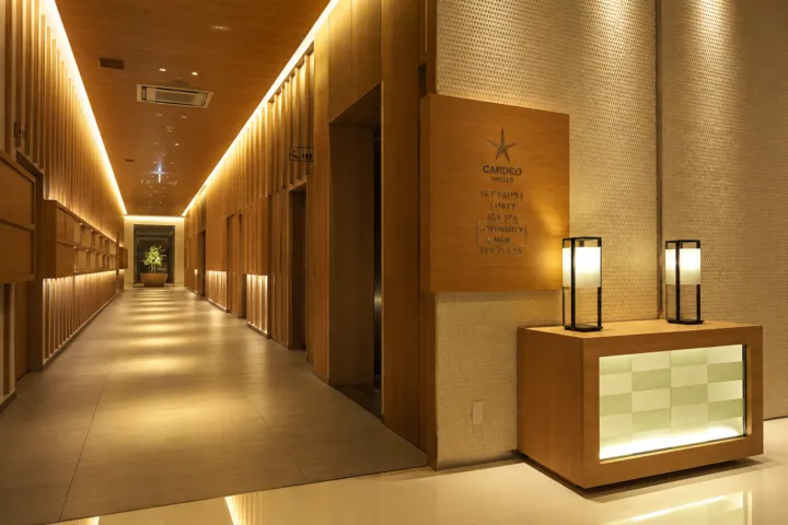 カンデオホテルズ松山大街道の木の温もりを感じるロビー