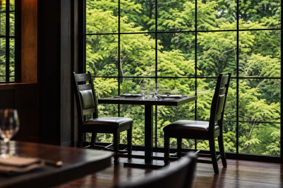 CARVAAN Brewery & Restaurantの緑を望む窓際席