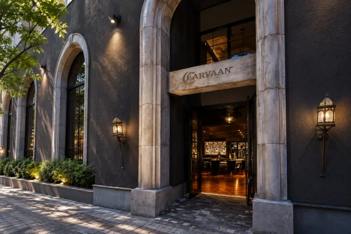 CARVAAN Brewery & Restaurantのアーチ型エントランス