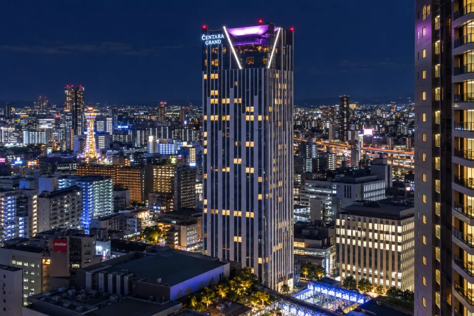 センタラグランドホテル大阪の街並みの中に立つ高層ホテルの夜景