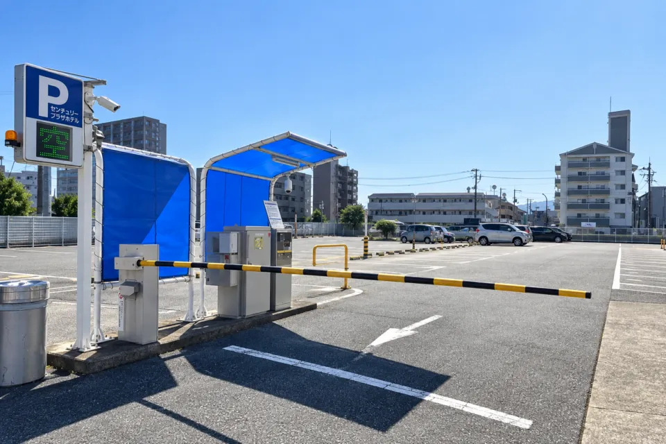 センチュリープラザホテルの平面駐車場