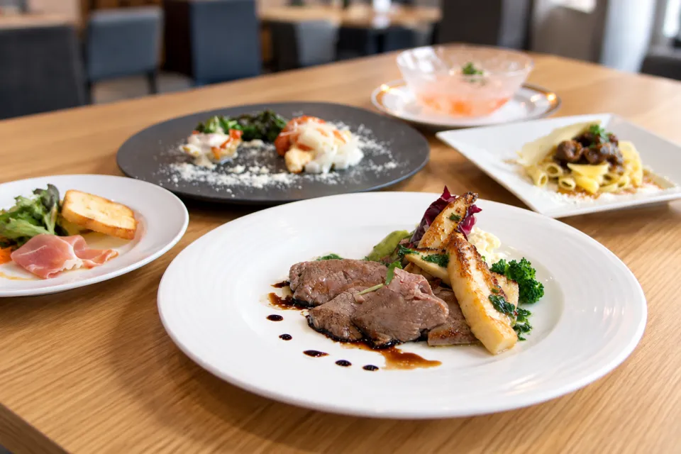 センチュリープラザホテルのレストランで提供される洋食コース料理
