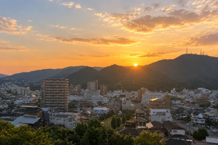 センチュリープラザホテルの夕暮れの眉山眺望