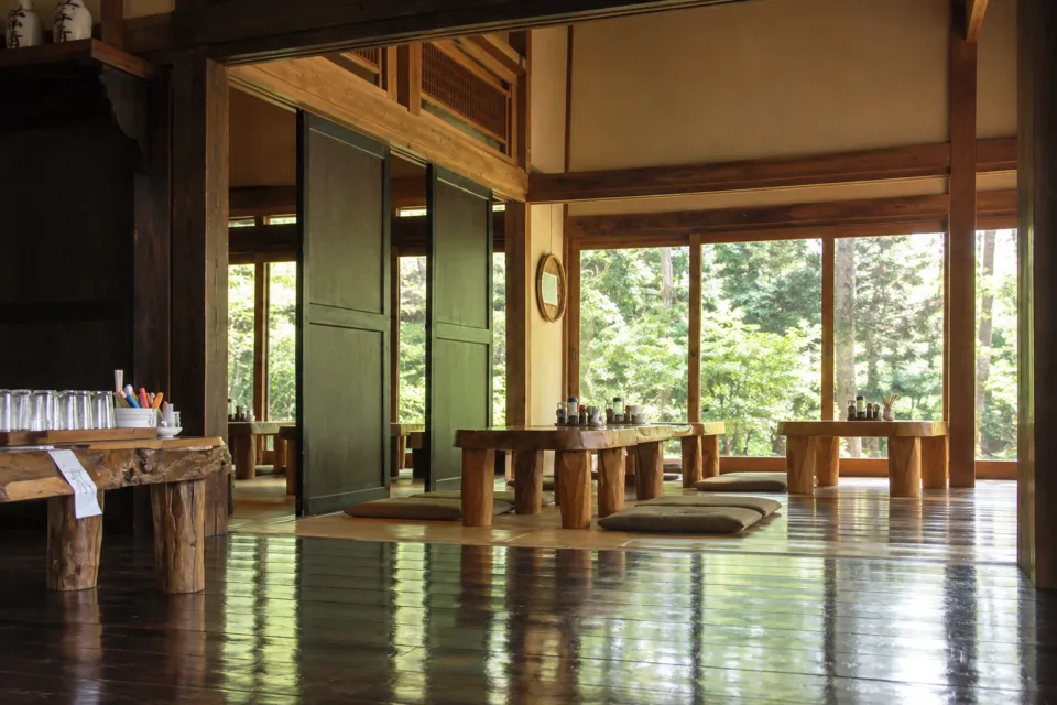 茶屋 卯三郎の板の間と窓側の席