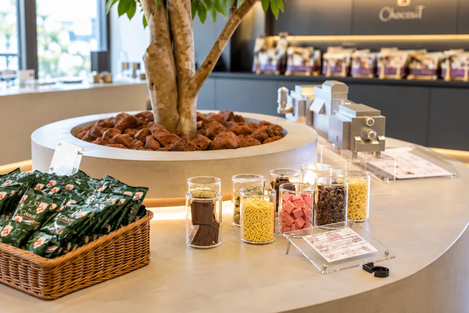 Chocosilのチョコレートの素材や粒を見比べられる展示