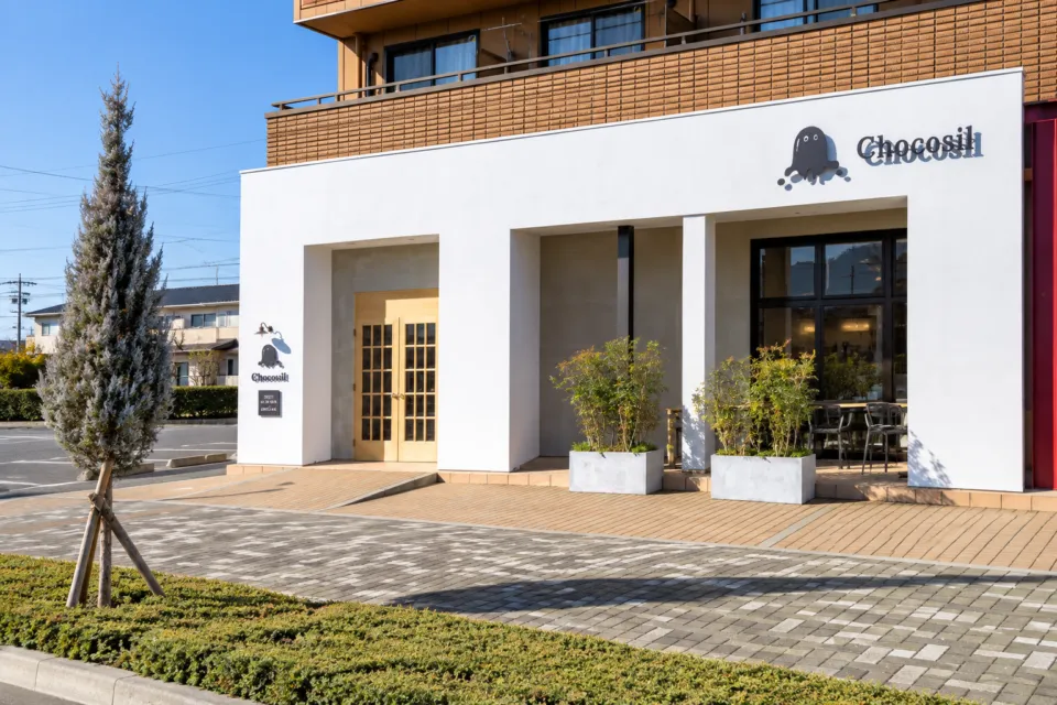 Chocosilの白い外壁と店名看板が目印の店舗外観