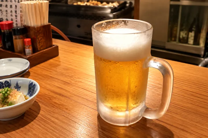 大衆酒場 長久酒場のカウンターがある店内