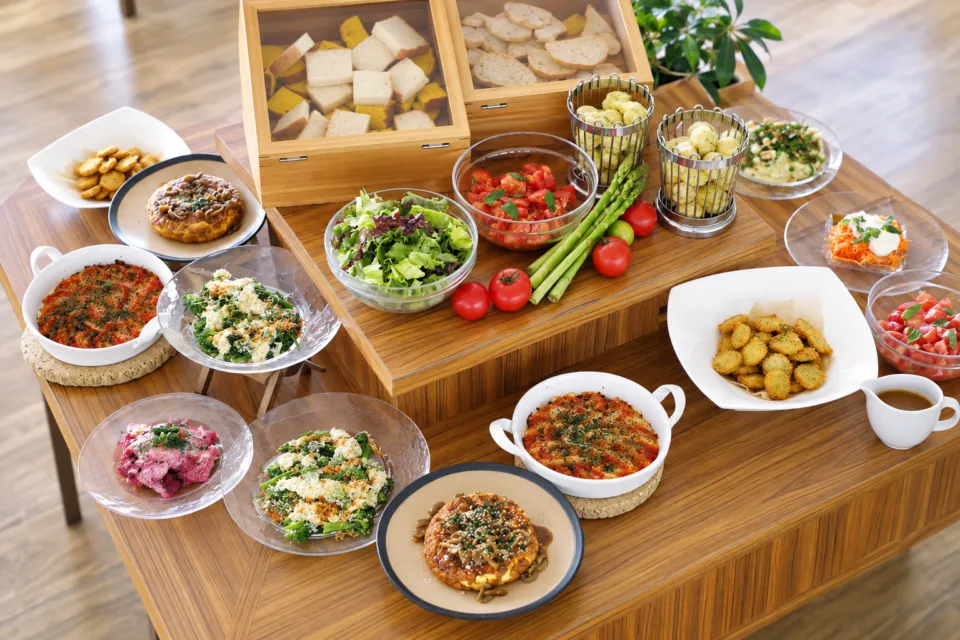 CROSS WONDER DININGのトマトや野菜を使った前菜のビュッフェ