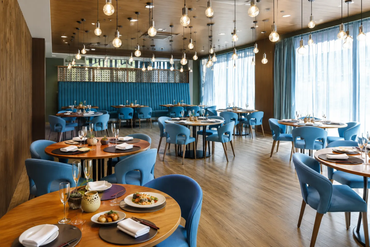 CROSS WONDER DININGのターコイズブルーのダイニングと食卓