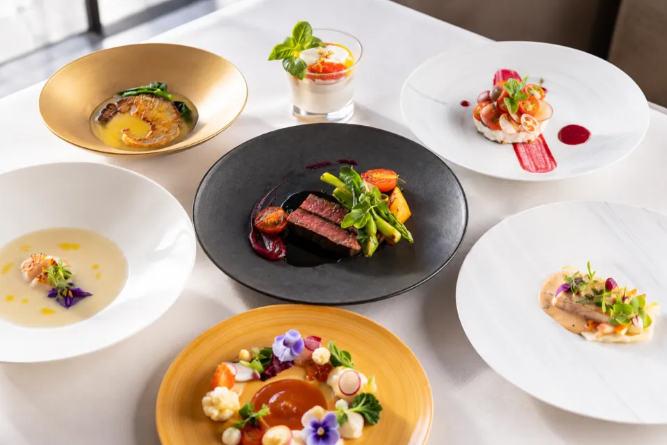 CROSS WONDER DININGの色とりどりの料理を盛り付けた皿
