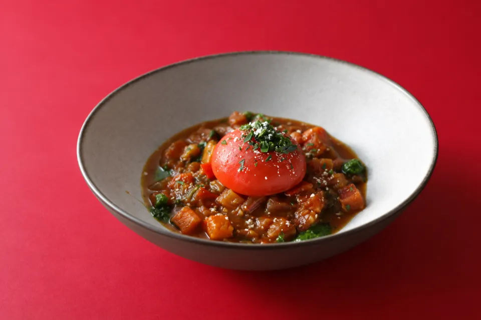 CROSS WONDER DININGの丸ごとのトマトを添えた煮込み料理