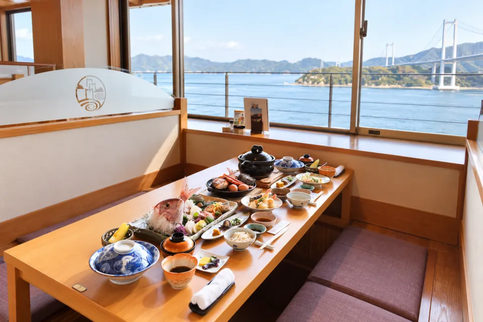 大潮荘の海を望む食事席