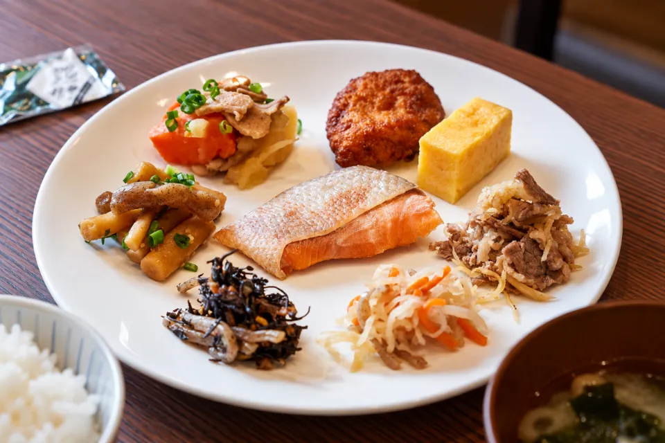 ダイワロイネットホテル 大宮西口の皿に盛り付けた和洋朝食の一例